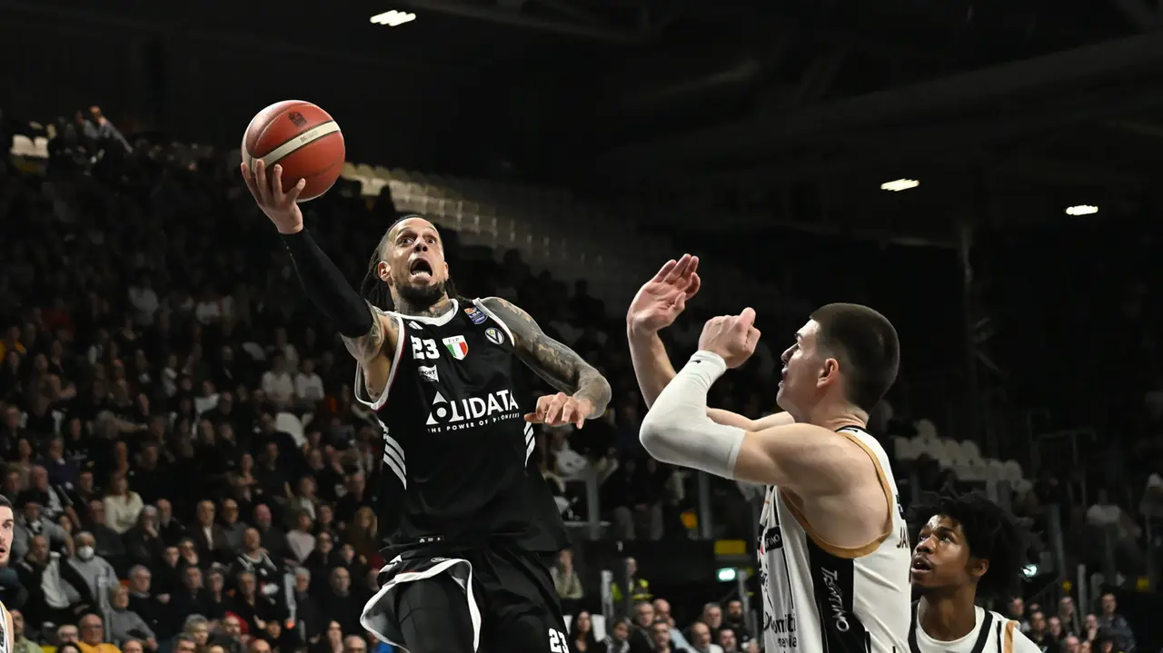 Daniel Hackett al tiro durante Virtus Bologna-Dolomiti Trento (foto Schicchi)