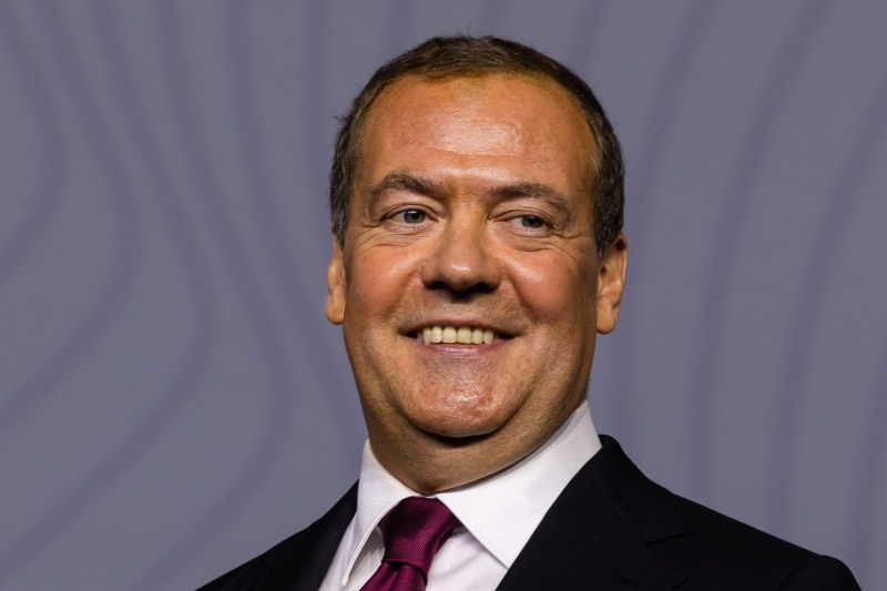 Dmitri Medvedev îl ironizează pe Trump pentru amenințarea cu submarinele nucleare, dar îi laudă stilul de conducere