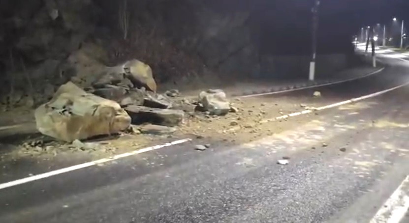 VIDEO. Stânci desprinse de pe versanți, căzute pe carosabil, pe DN 7, la Călimănești. Intervenție promptă a drumarilor – Gazeta Vâlceană