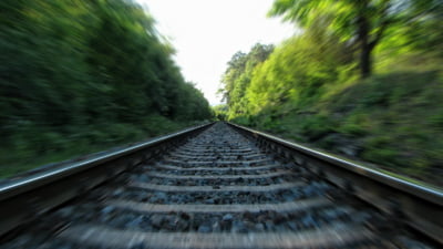 Doi kilometri de cale ferată din Gara Basarab se vând la fier vechi. Cine lucrează la această afacere și care este justificarea ei