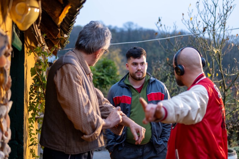 dragoste-la-tara_7-1 Cum l-a lansat TikTok-ul pe Adrian „Elicopter de Luptă” din online pe marile ecrane. Sute de mii de bilete vândute la o poveste de dragoste din ruralul românesc