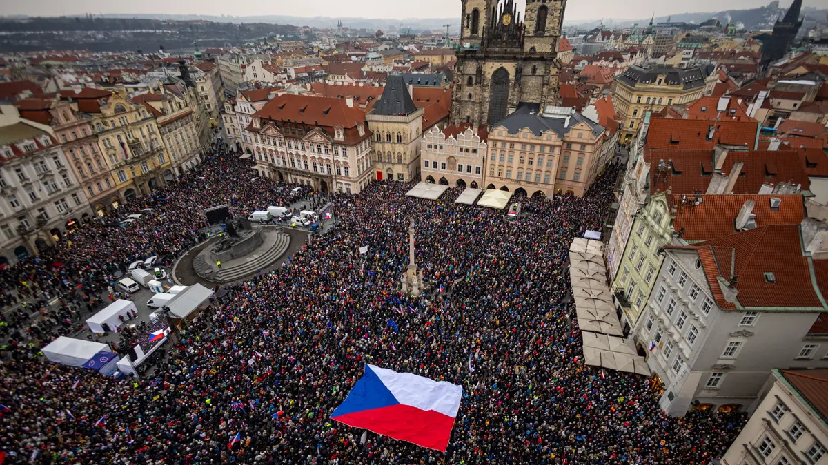Decine di migliaia in piazza a Praga a sostegno del presidente