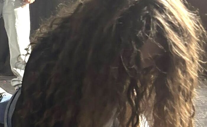 ȘOCANT! Profesor în vârstă de 64 de ani, reținut de polițiști după ce ar fi sărutat, cu forța, o elevă de 13