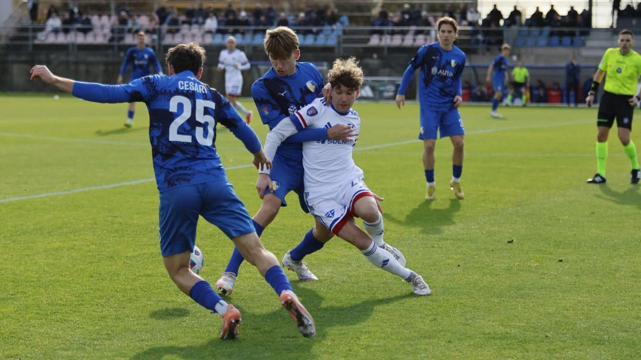 Un duello a centrocampo (foto Giovanni Tarducci)