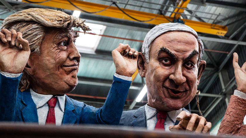 Trump e Netanyahu protagonisti su uno dei carri che sfileranno (foto Iacopo Giannini)