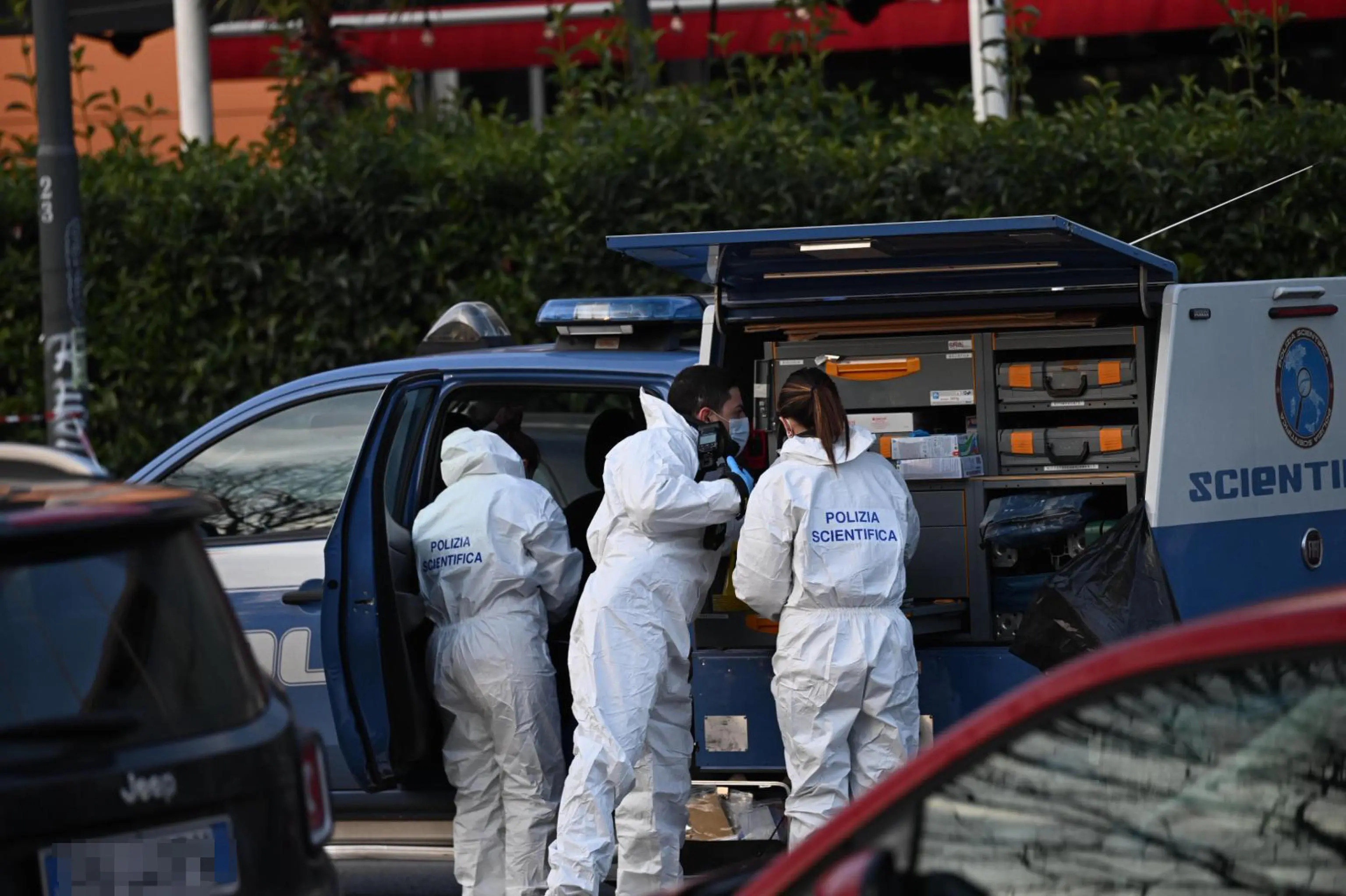 La Polizia a Rogoredo, dove è avvenuta la sparatoria