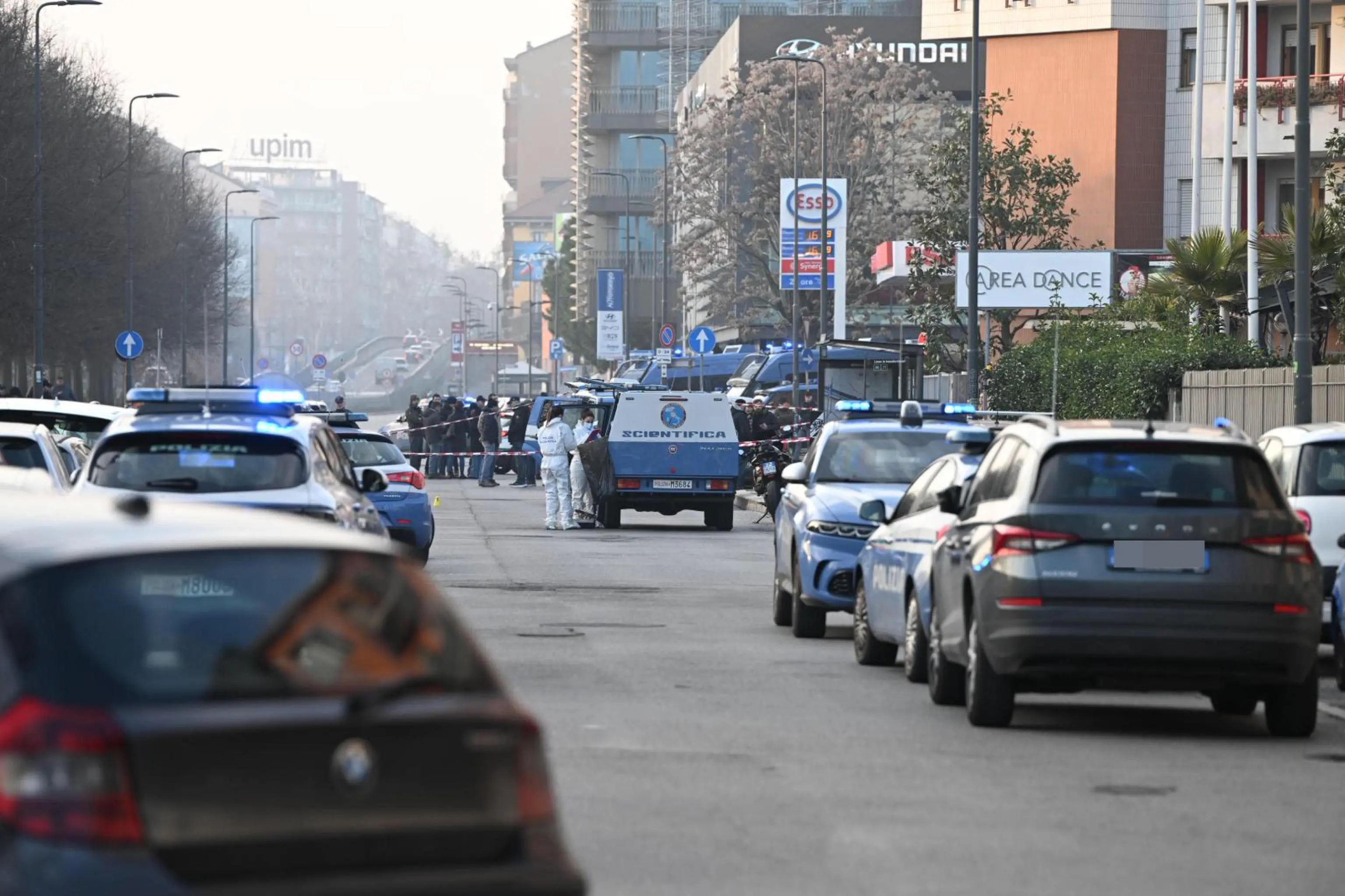 La Polizia a Rogoredo, dove è avvenuta la sparatoria