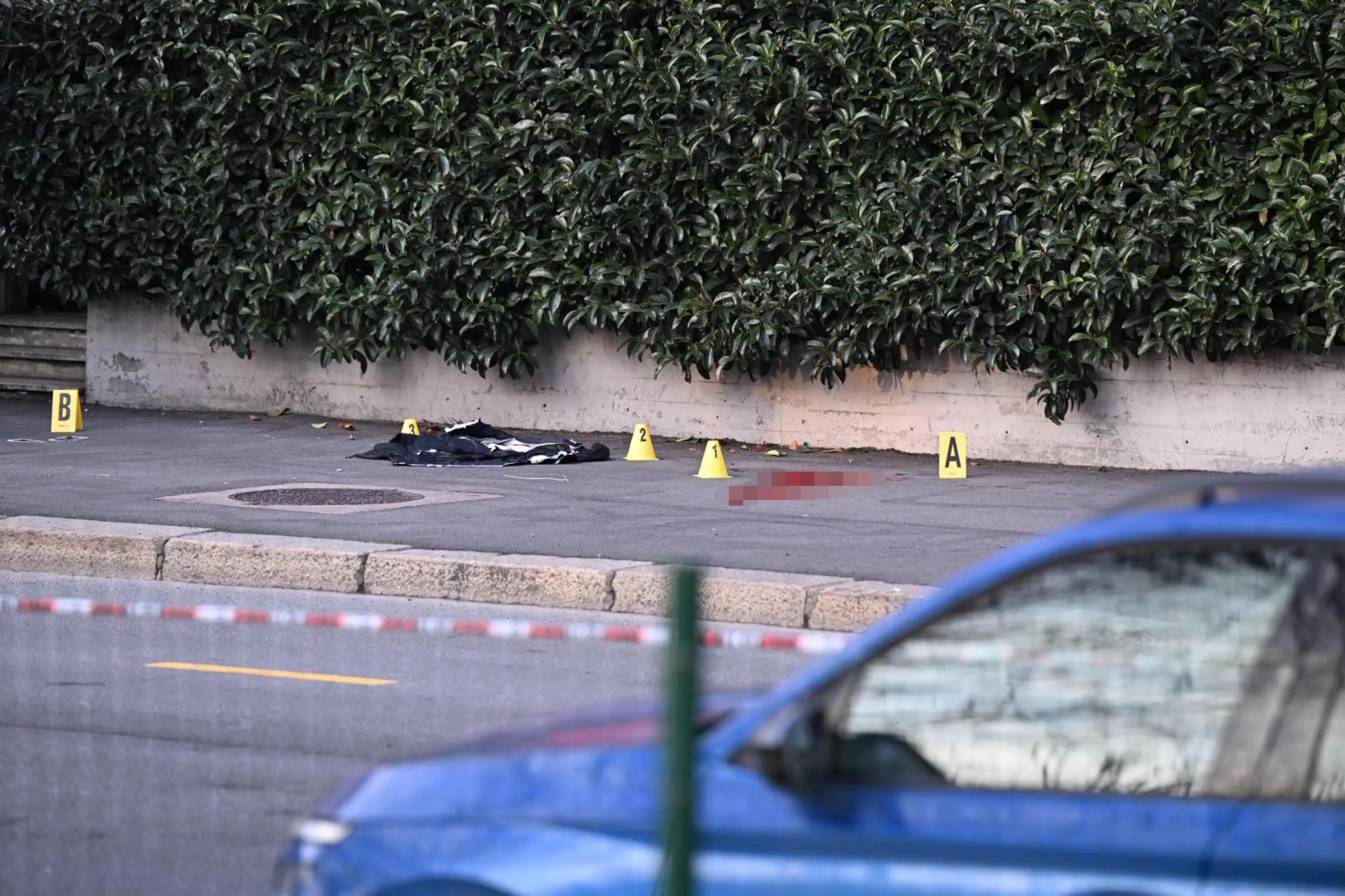 La Polizia a Rogoredo, dove è avvenuta la sparatoria