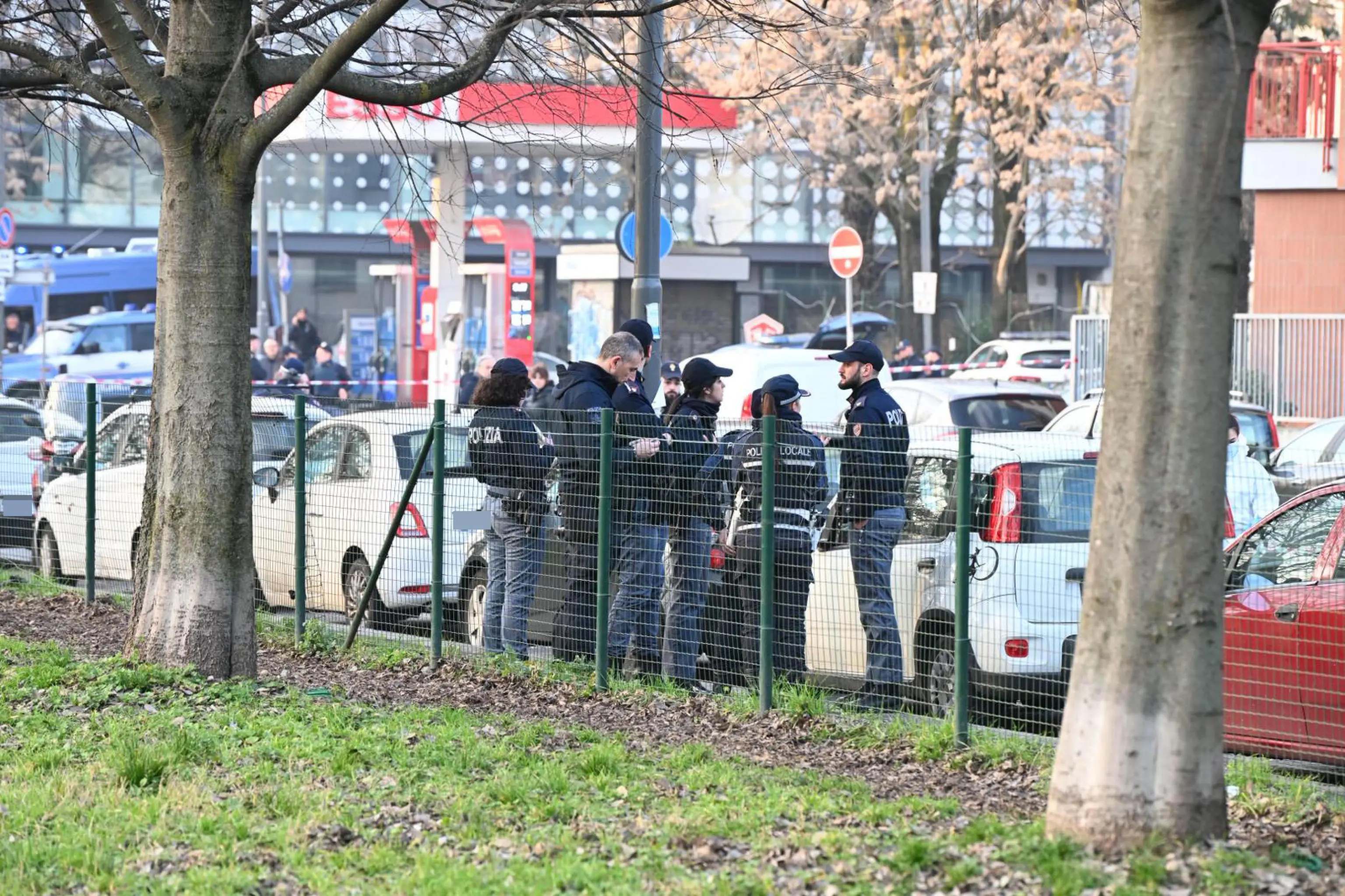 La Polizia a Rogoredo, dove è avvenuta la sparatoria