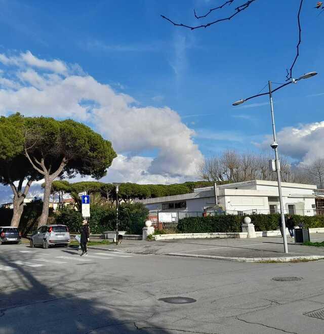 «Tanti auguri e buona vita», prima si avvicina con una scusa, poi ruba il portafoglio e fugge