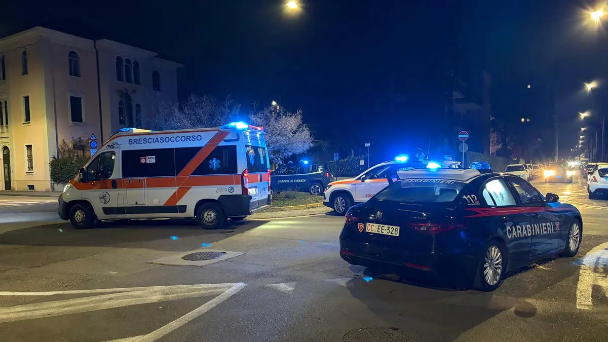In via Camozzi le forze dell’ordine e l’ambulanza