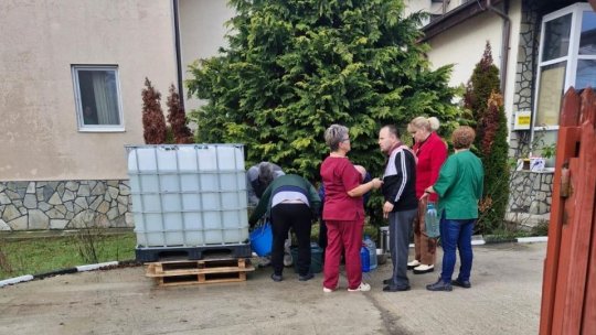 Protest al unor locuitori din Curtea de Argeș, din cauza lipsei apei potabile
