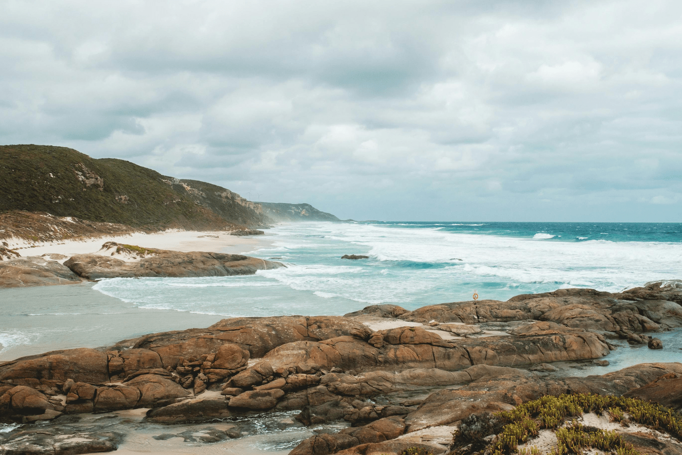 Un băiat de 13 ani a înotat ore întregi pentru a-și salva mama și frații din largul oceanului