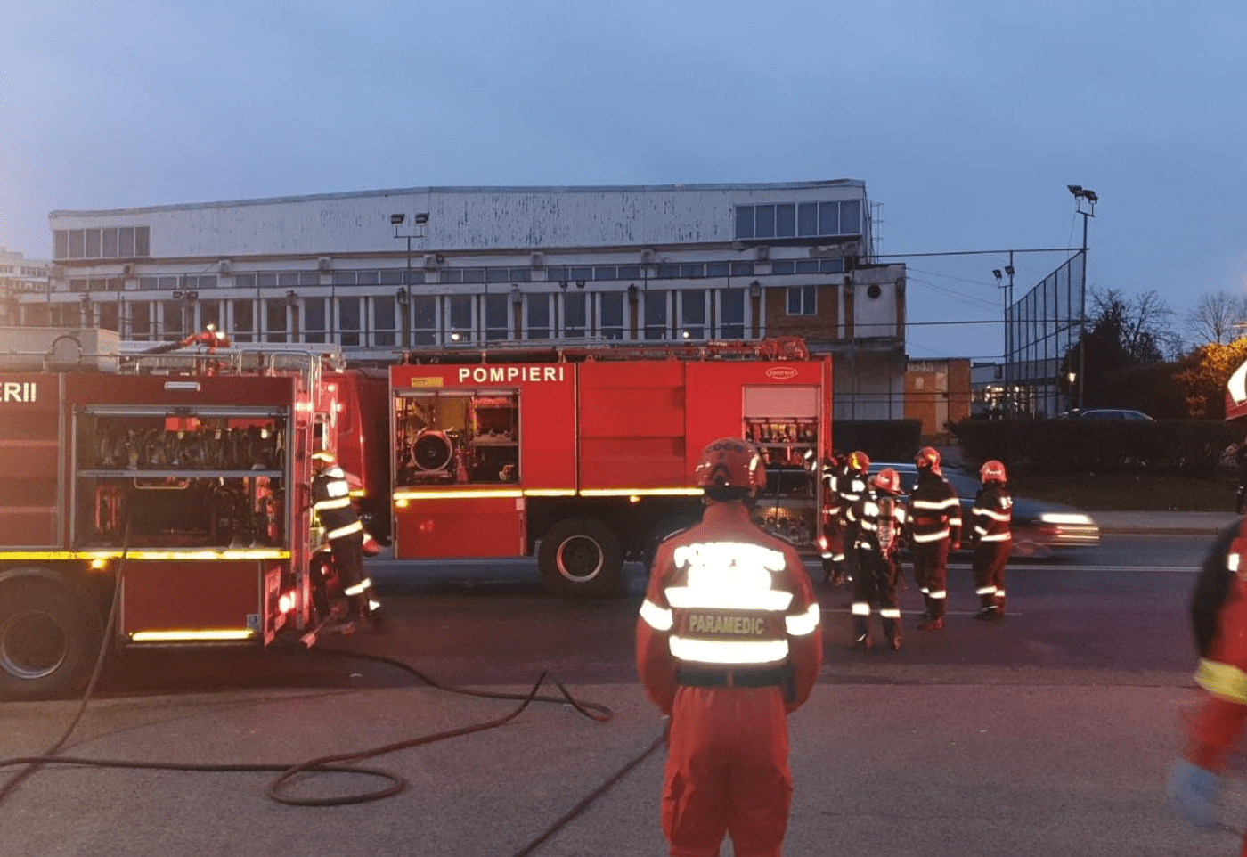 Incendiu într-un bloc din Braşov. O pensionară a avut nevoie de îngrijiri medicale