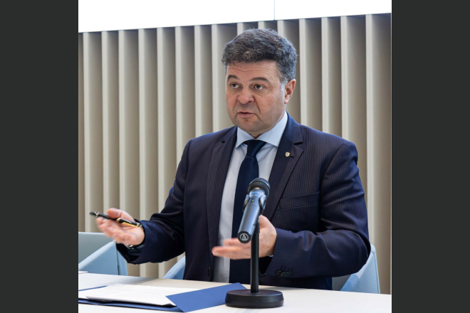 Inteligența Artificială în educație: progres real sau risc pentru gândirea critică? Alege cum construim viitorul învățării