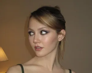 Iris Apatow with her suede brunette hair.