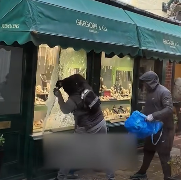 VIDEO Momentul când doi hoți mascați sparg cu barosul un magazin de bijuterii, în plină zi, la Londra –