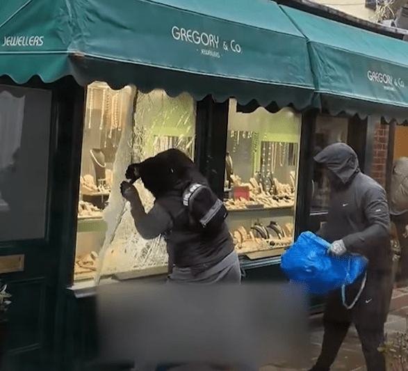 jaf-londra-5 VIDEO Momentul când doi hoți mascați sparg cu barosul un magazin de bijuterii, în plină zi, la Londra