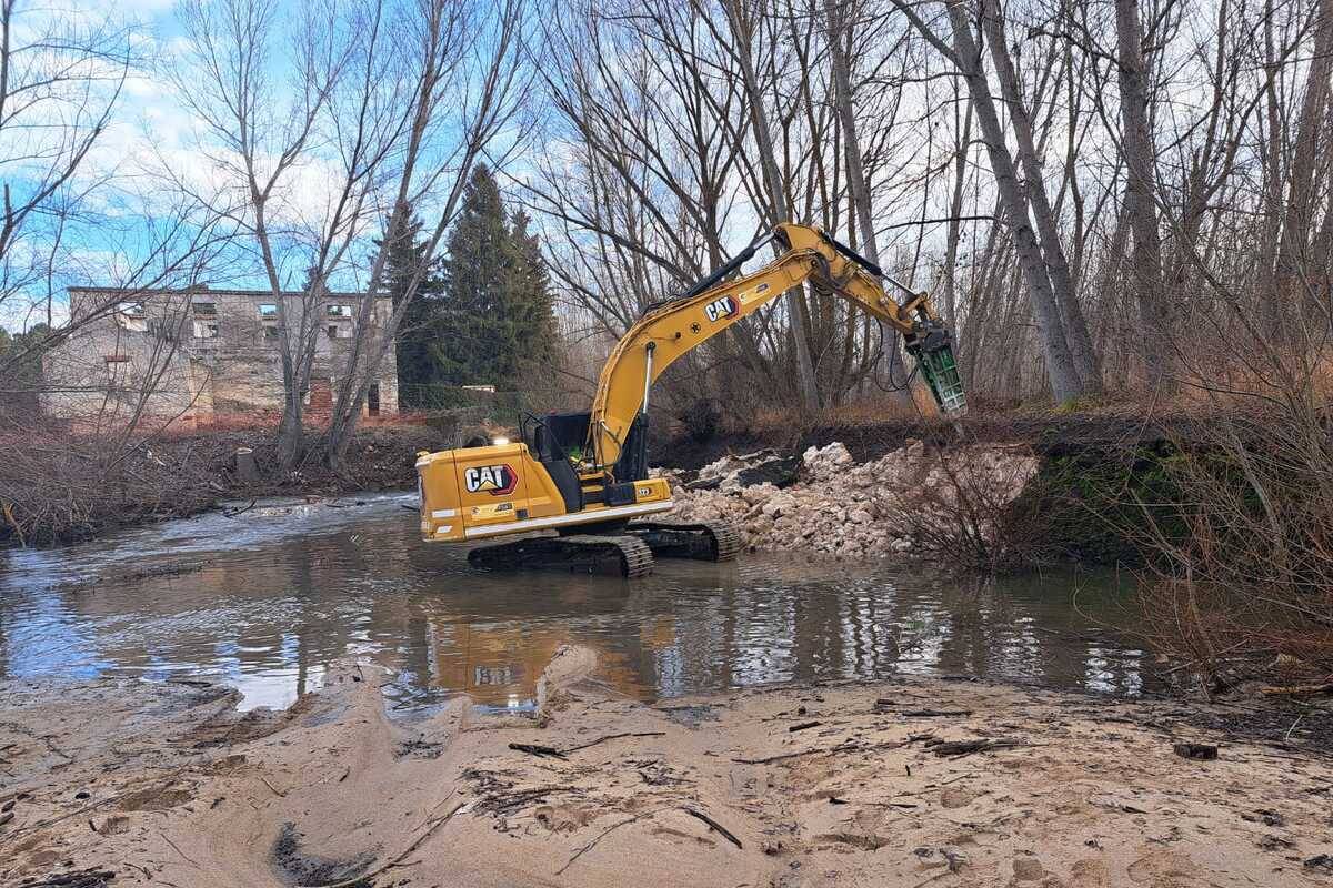 El Gobierno de Sánchez derriba de madrugada una presa de 500 años en Segovia