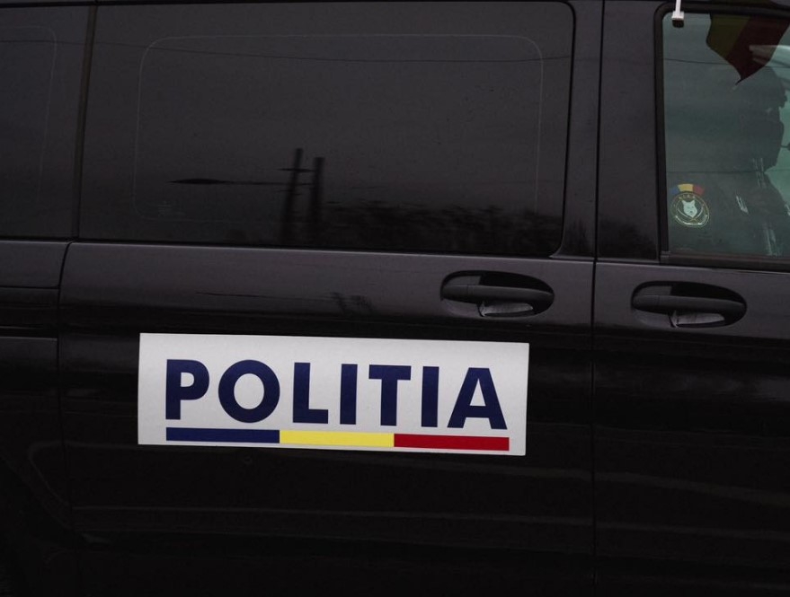 Un adolescent de 17 ani care a atacat muncitorii veniți să monteze camere de supraveghere în liceu, plasat sub control judiciar. Prefectul de Argeș cere măsuri urgente