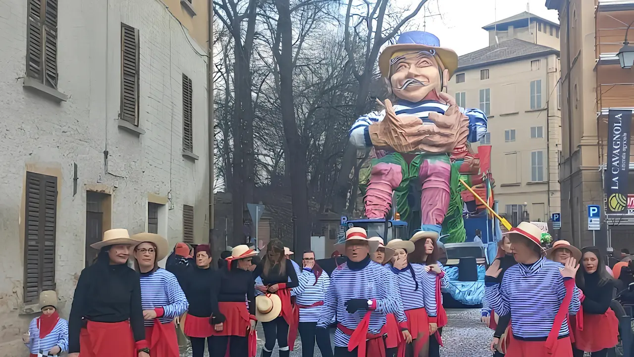 Un pallido sole ha accompagnato la prima giornata della storica manifestazione. Si è iniziato con la consegna delle chiavi della città da parte del sindaco.
