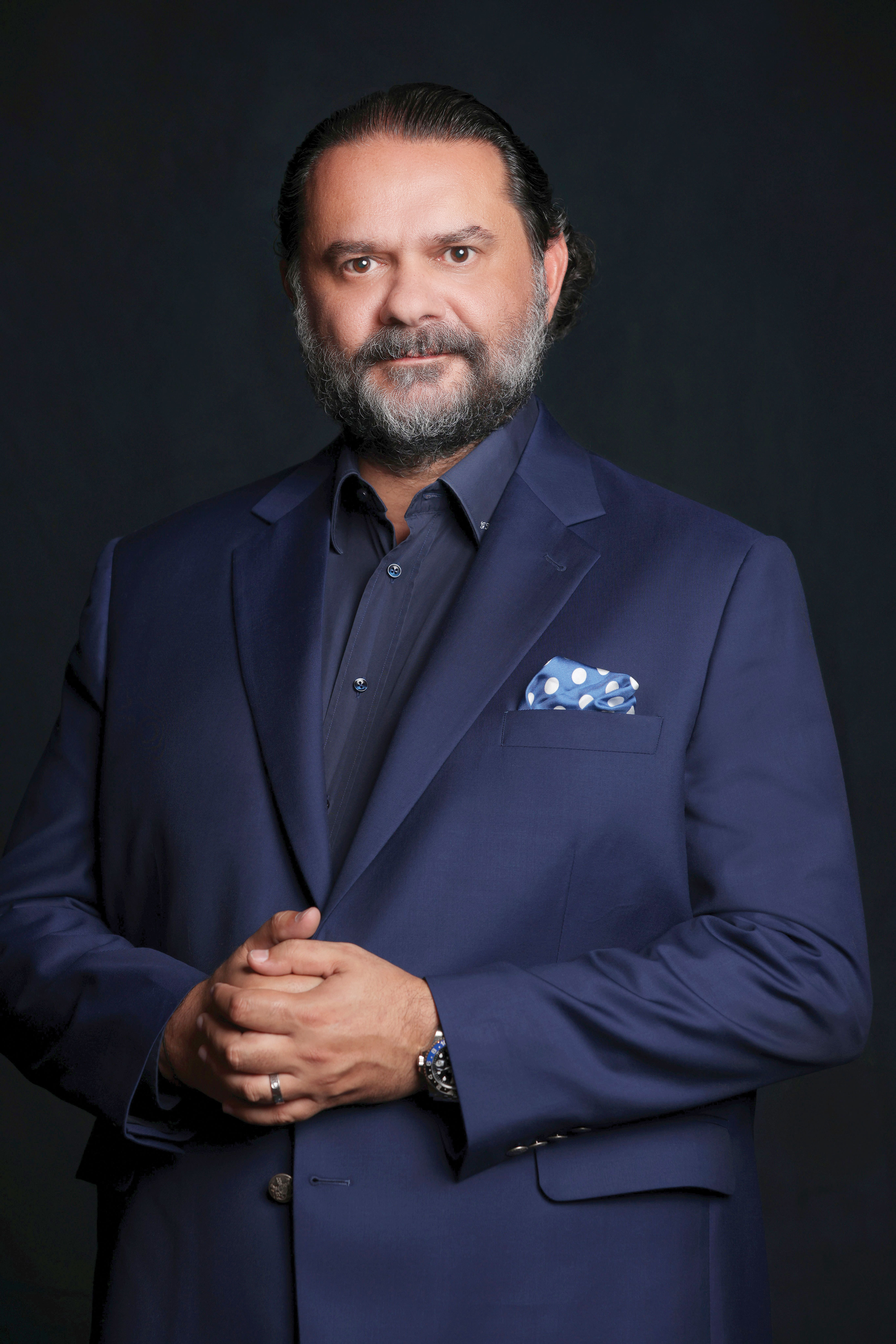 Cum a ajuns Toni Pera, un italian născut în Sicilia, absolvent de inginerie mecanică şi muzică clasică