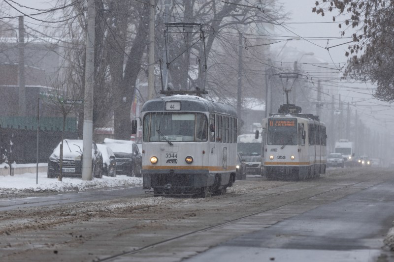 Zăpadă și ger în București. Meteorologii anunță cum e vremea în Capitală următoarele trei zile