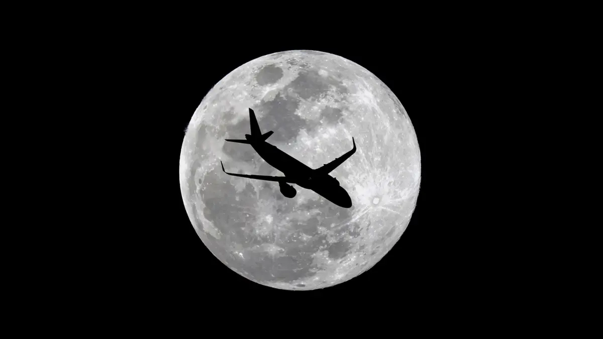 Orio, l’imbuto dei voli notturni: sul Monte Orfano un aereo ogni 10 minuti