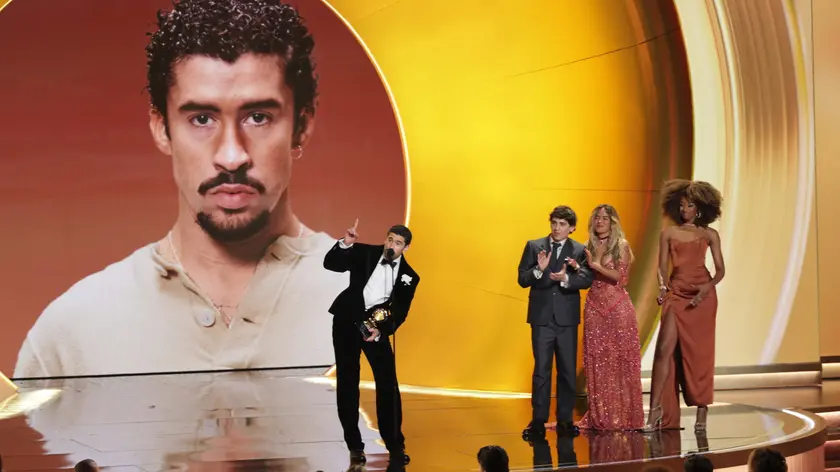 Ai Grammy Bad Bunny contro l’Ice: ‘Non siamo animali’