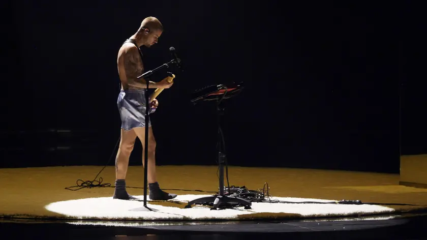 Ai Grammy Bieber sul palco in boxer e calzini