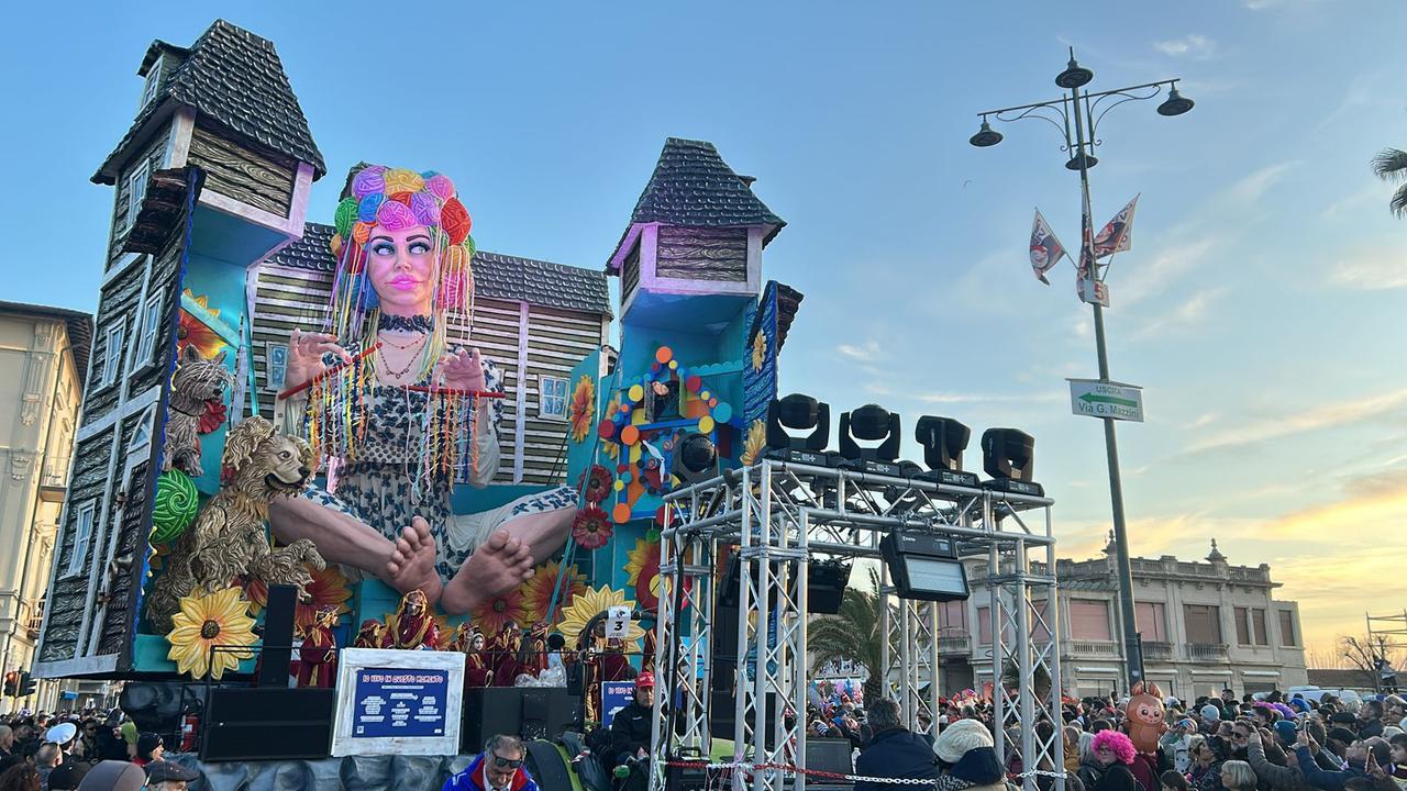 Carnevale di Viareggio 2026, la prima sfilata fra note e colori. Così i nove carri di “prima categoria”: la video collection
